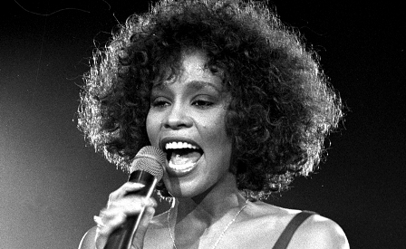 Whitney Houston - Penyanyi Paling Populer di Dunia Whitney Houston - Penyanyi Paling Populer di Dunia